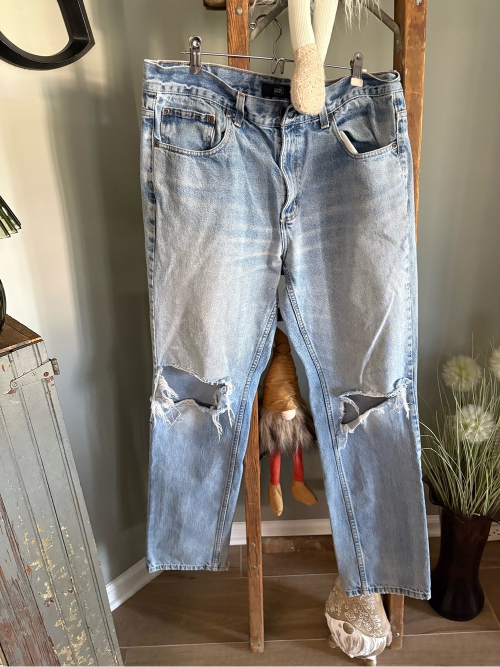 Light Wash Distressed Knee Rip Jeans